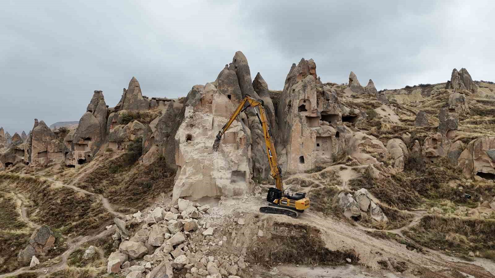 Göreme’de bir kısmı çöken peribacasının çevresinde temizlik çalışmaları başladı