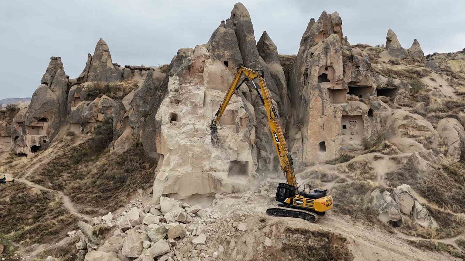 Göreme’de bir kısmı çöken peribacasının çevresinde temizlik çalışmaları başladı