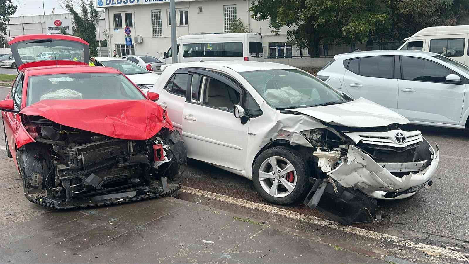 Samsun’da otomobiller kafa kafaya çarpıştı: 1’i ağır 2 yaralı