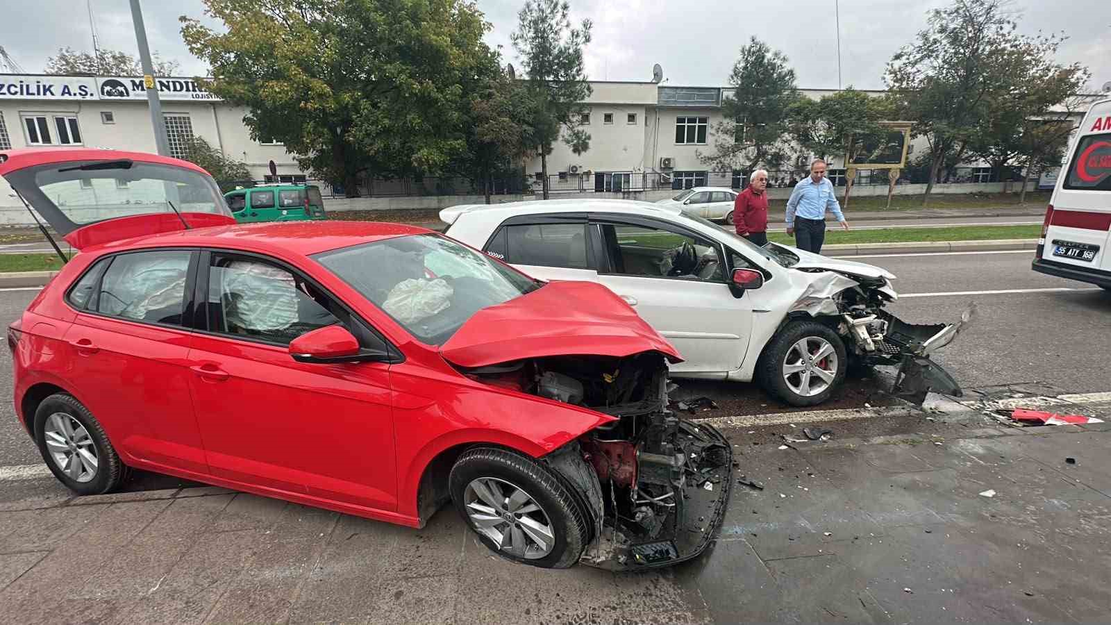Samsun’da otomobiller kafa kafaya çarpıştı: 1’i ağır 2 yaralı