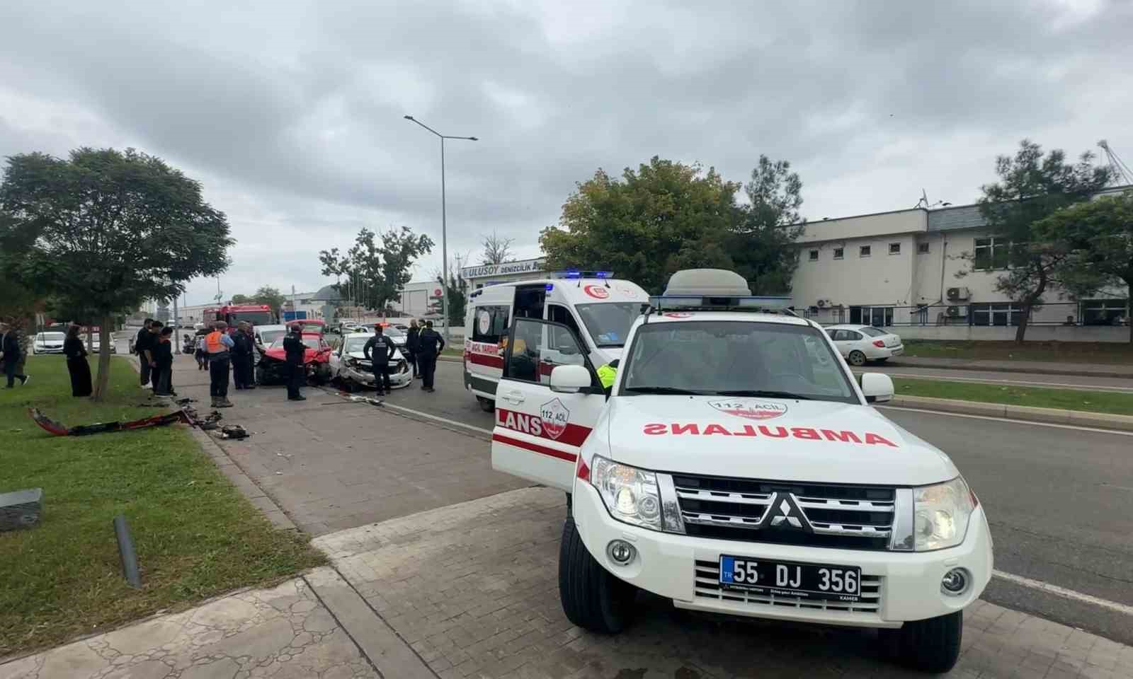 Samsun’da otomobiller kafa kafaya çarpıştı: 1’i ağır 2 yaralı