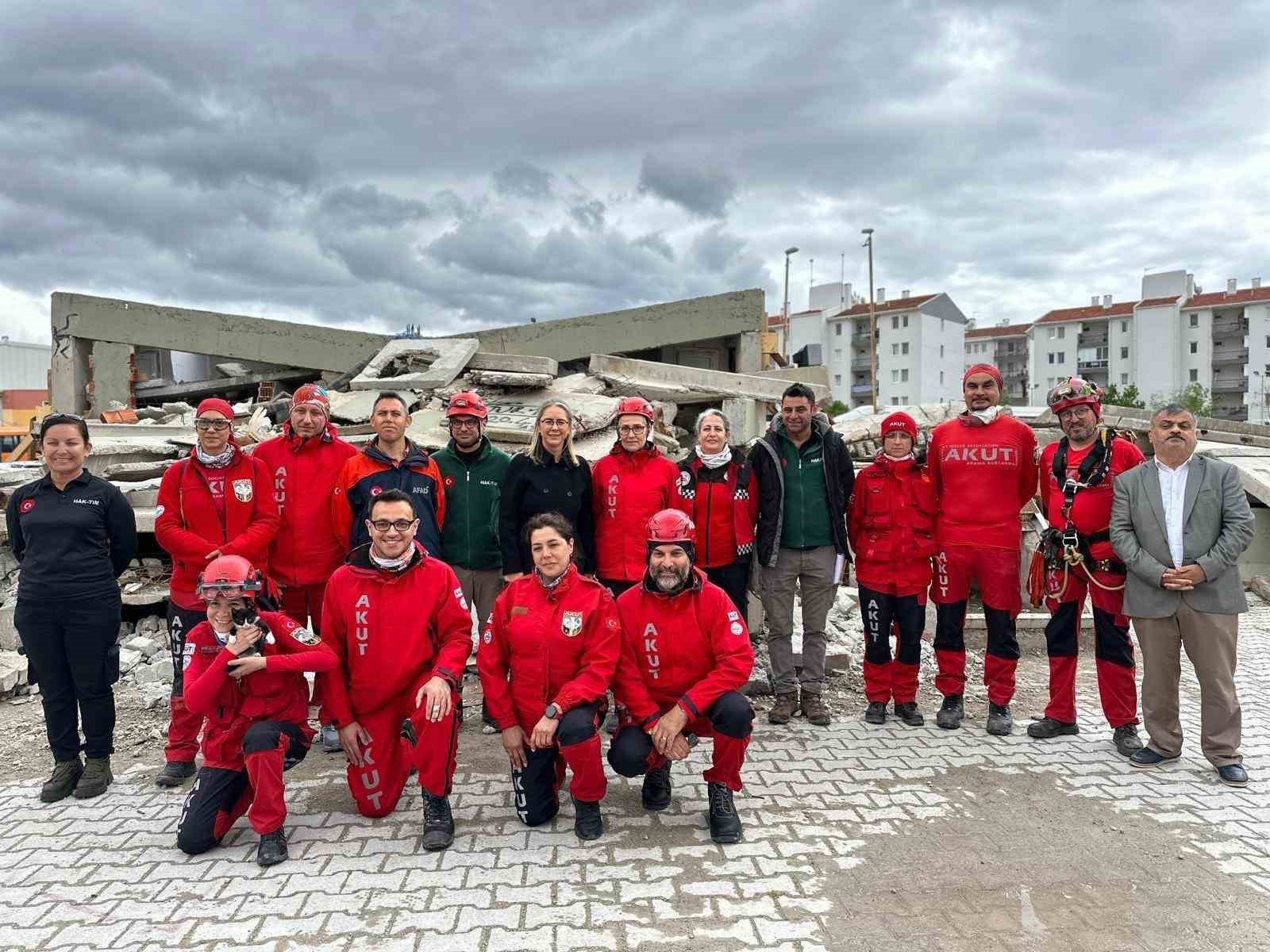 Oğlunu İzmir depreminde kaybetti, şimdi enkazda can kurtarıyor