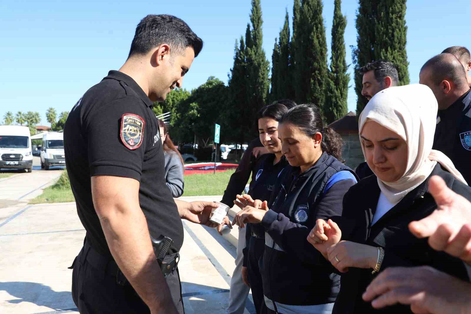 Aksu Belediyesi zabıta personeline biber gazı kullanımı eğitimi