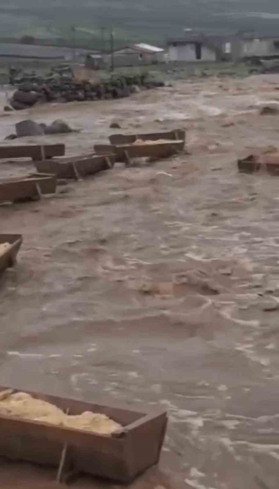 Diyarbakır’da sağanak yağış menfezleri yıktı