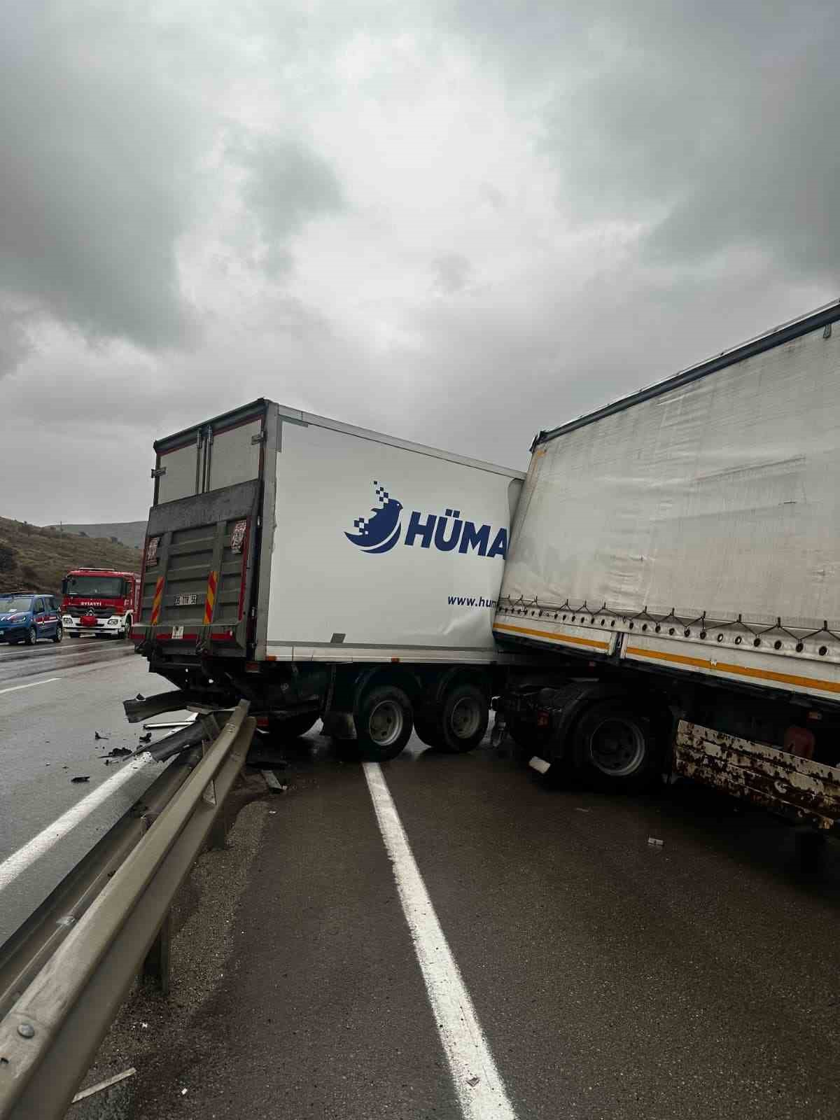 Erzurum’un Aşkale ilçesinde zincirleme trafik kazası: 3 araç birbirine girdi