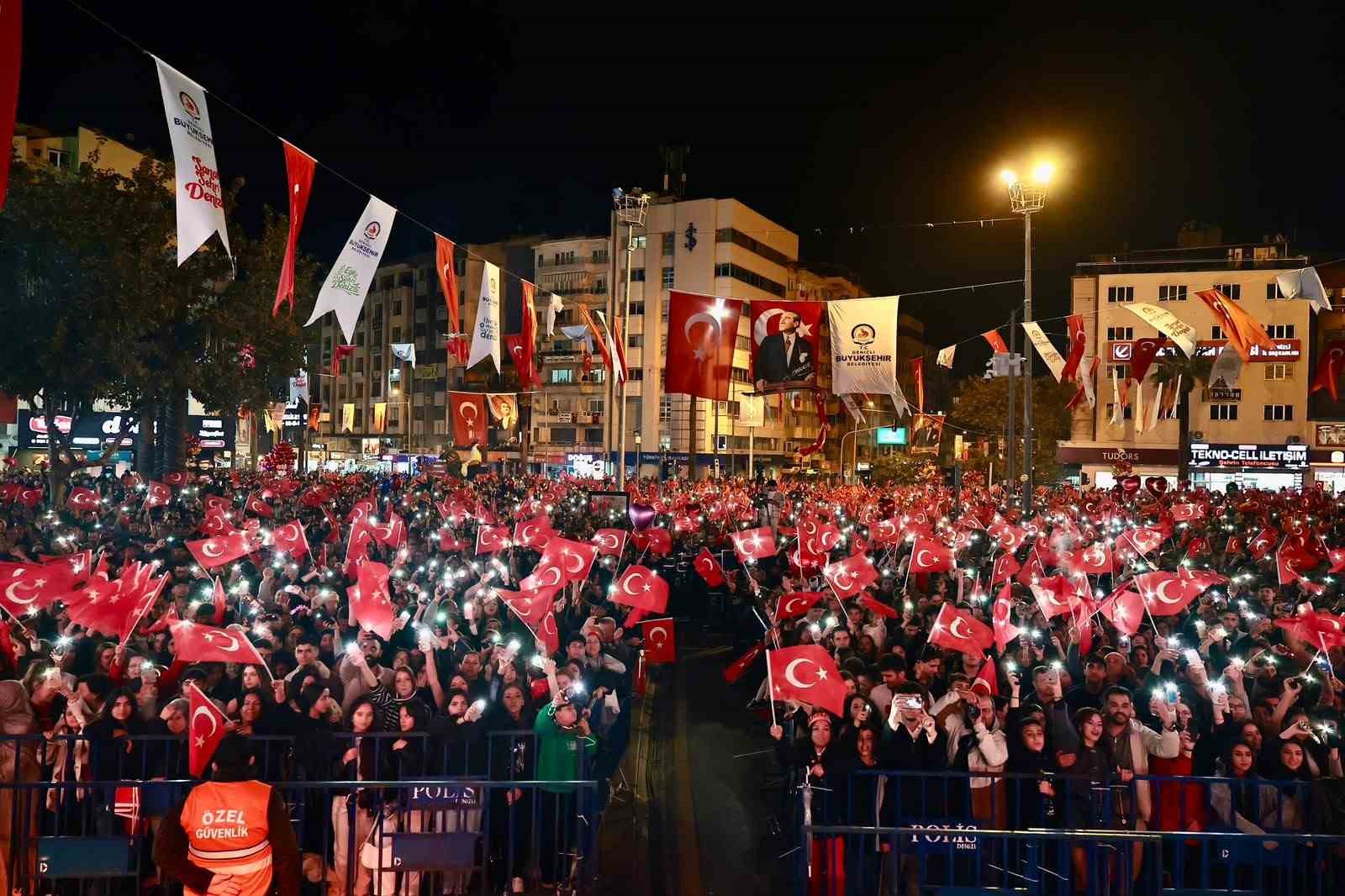 Binlerce Denizlili Cumhuriyet için yürüdü