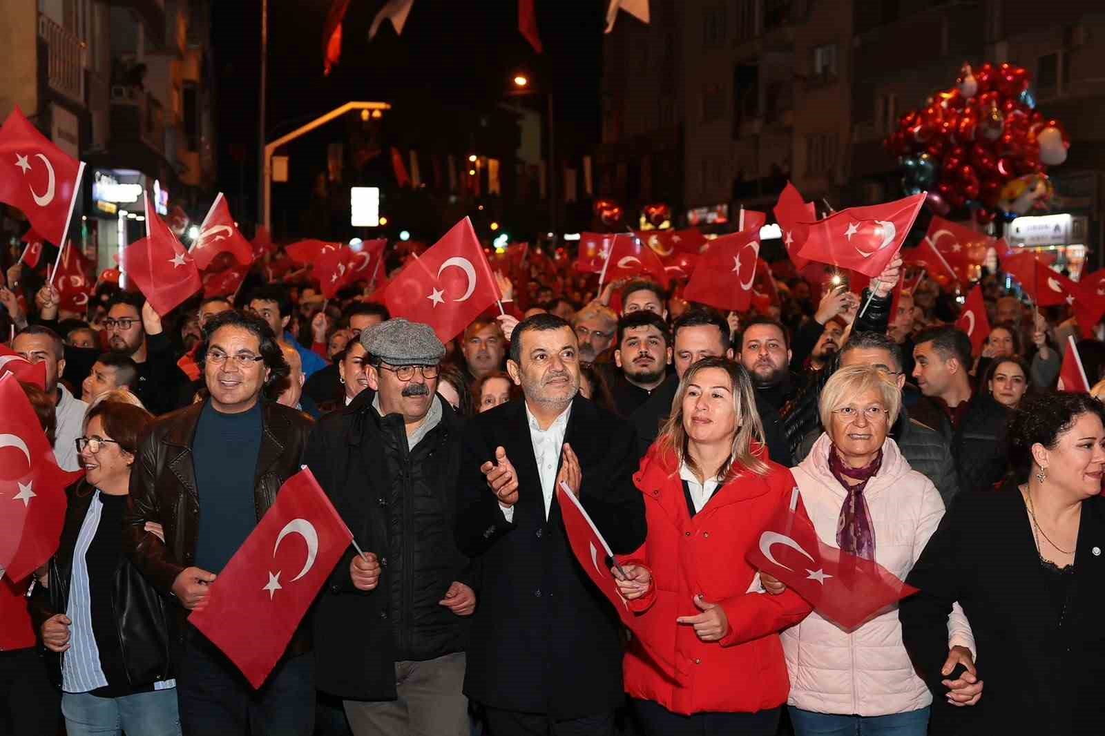 Binlerce Denizlili Cumhuriyet için yürüdü