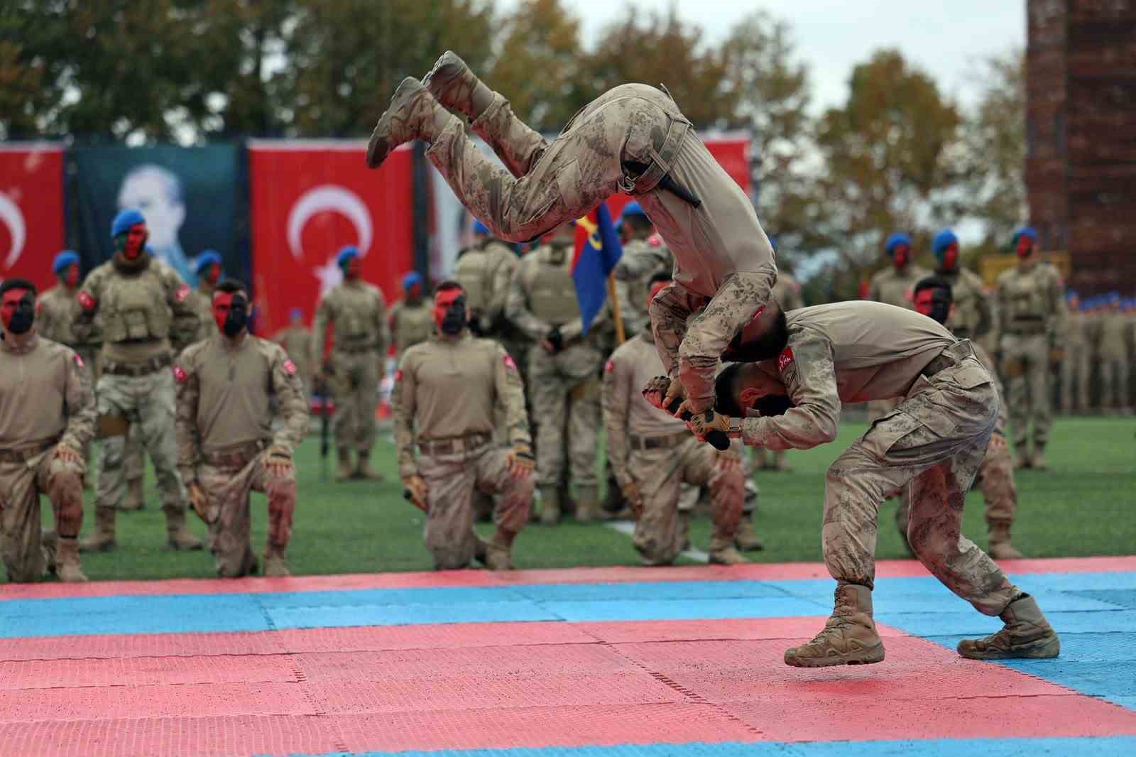 Komandoların gösterisi mest etti