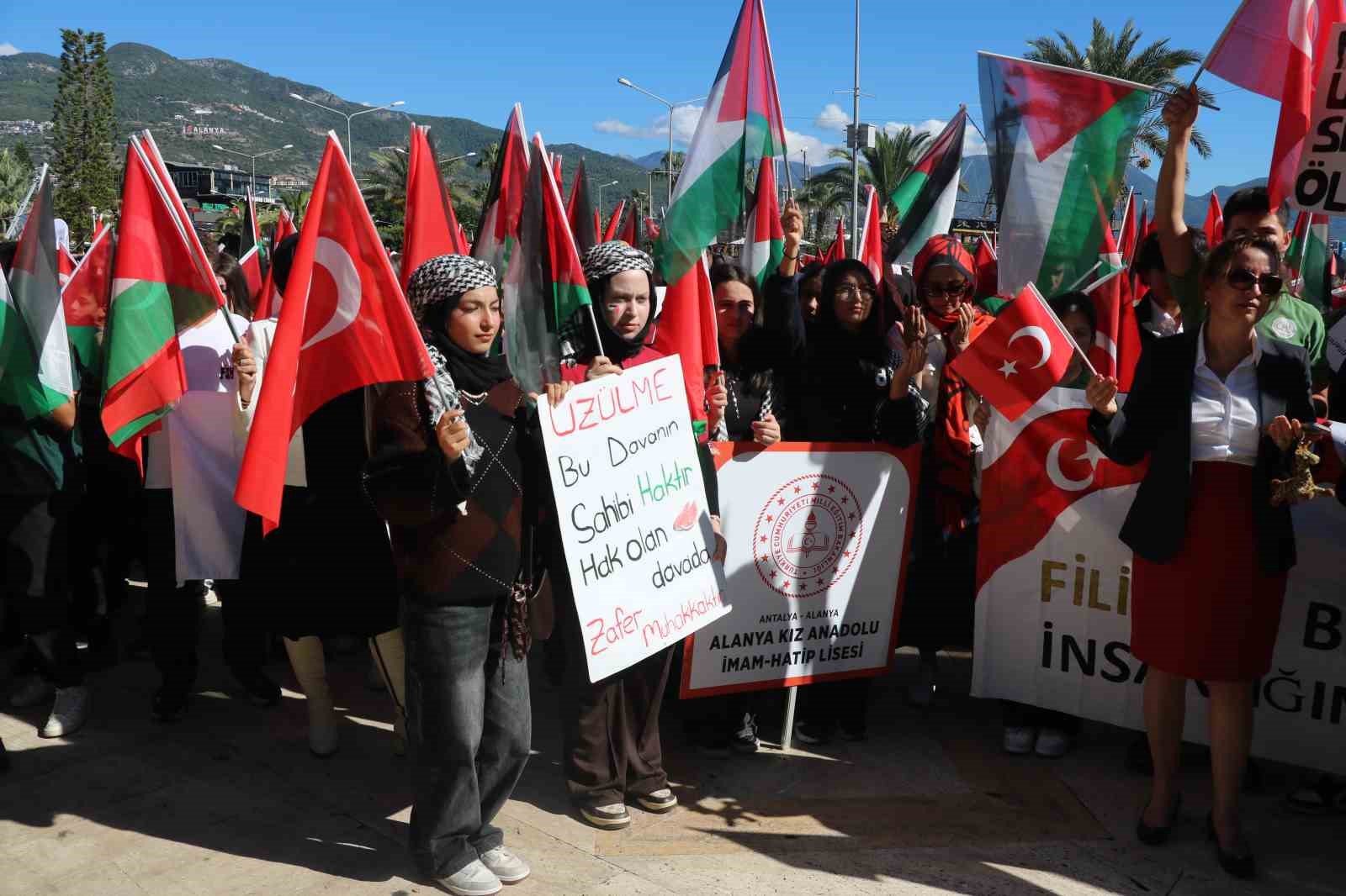 Alanya’da binlerce kişi ’Gazze’ için yürüdü