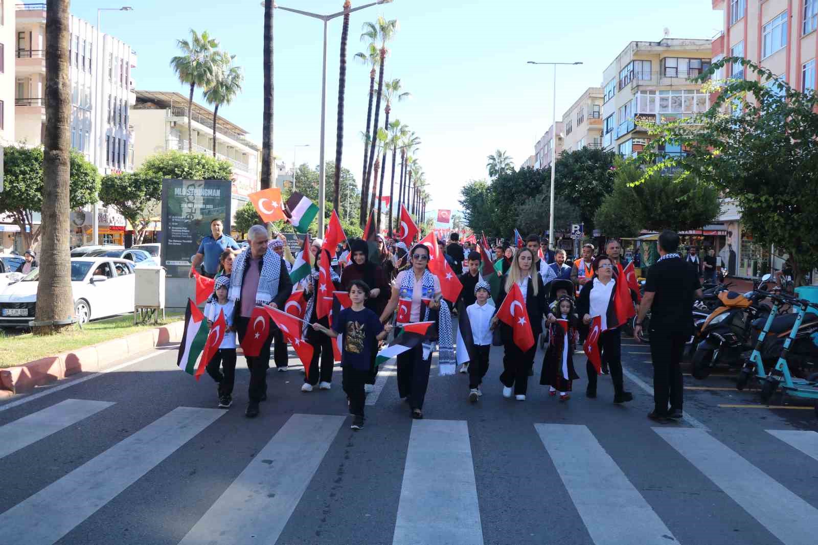 Alanya’da binlerce kişi ’Gazze’ için yürüdü