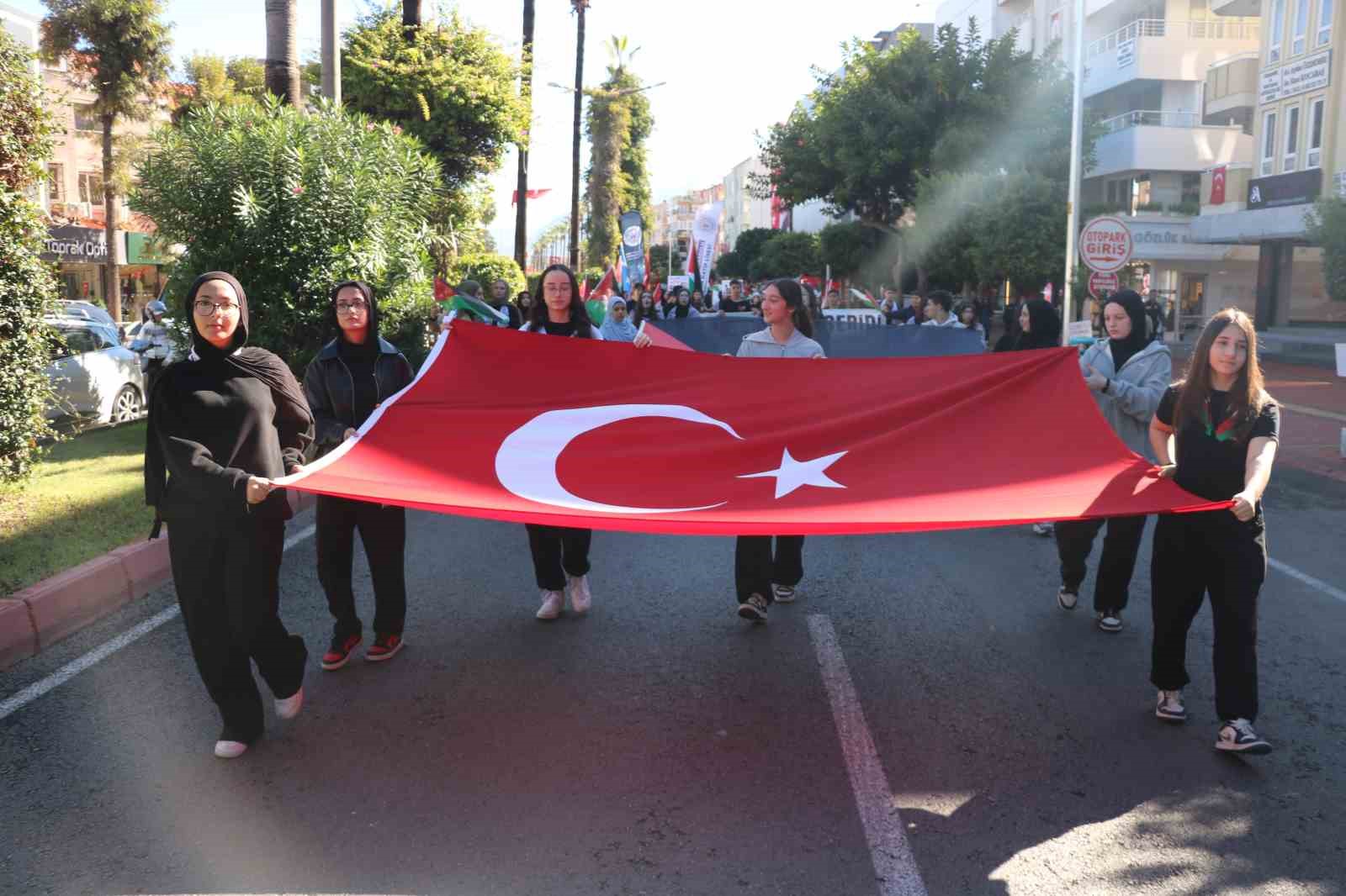 Alanya’da binlerce kişi ’Gazze’ için yürüdü