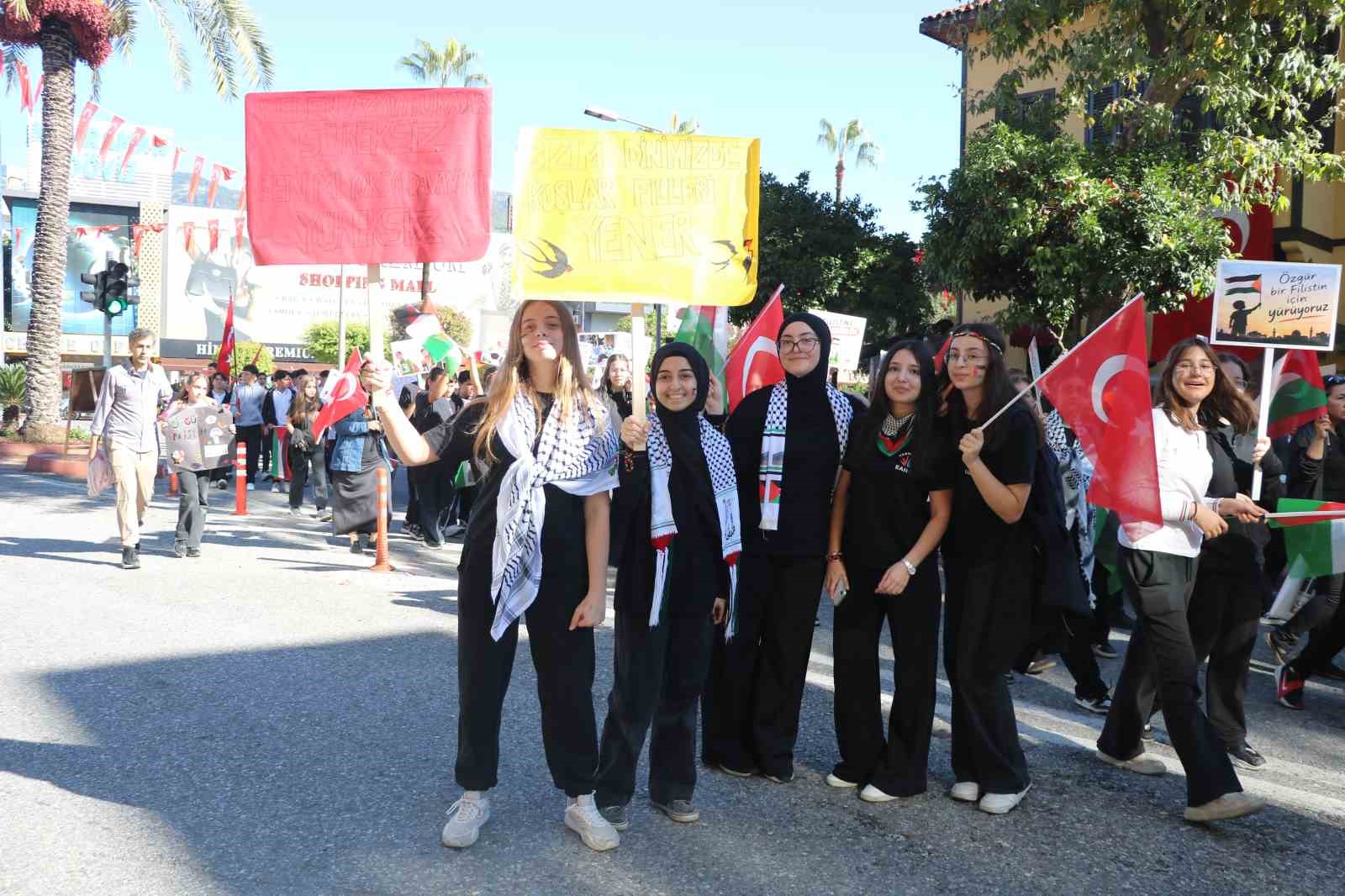 Alanya’da binlerce kişi ’Gazze’ için yürüdü
