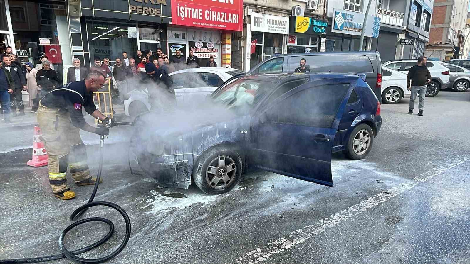 Karaman’da seyir halindeki otomobil alev aldı
