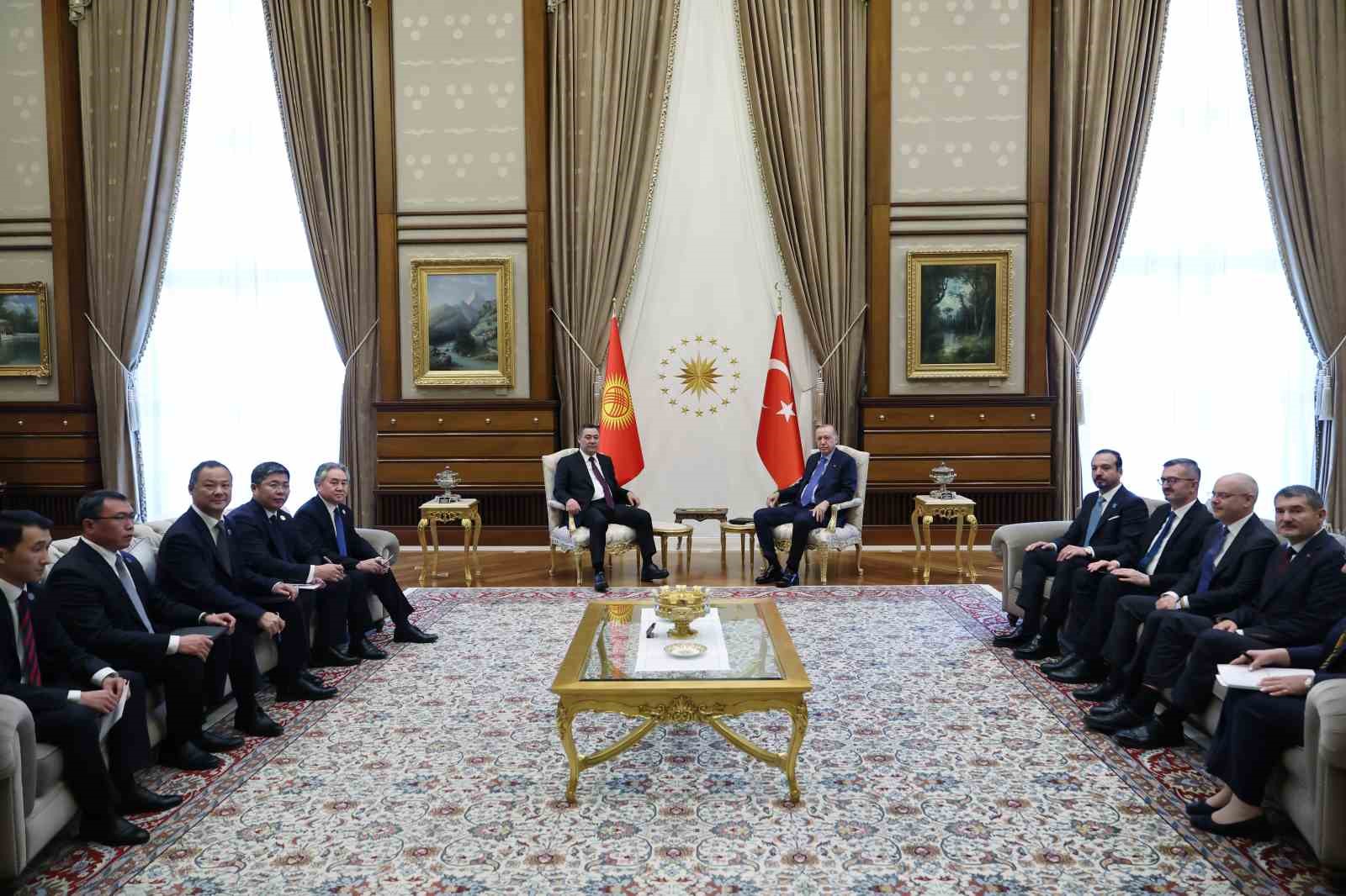 Cumhurbaşkanı Erdoğan, Kırgızistan Cumhurbaşkanı Sadır Caparov’la bir araya geldi