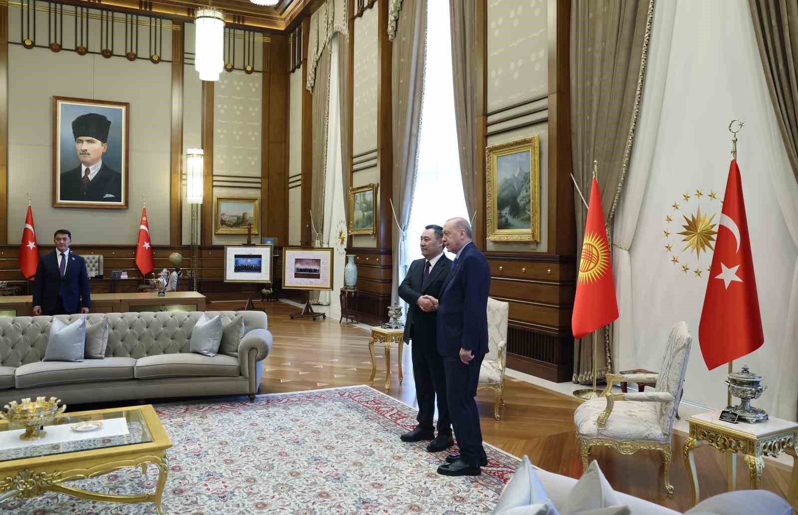 Cumhurbaşkanı Erdoğan, Kırgızistan Cumhurbaşkanı Sadır Caparov’la bir araya geldi