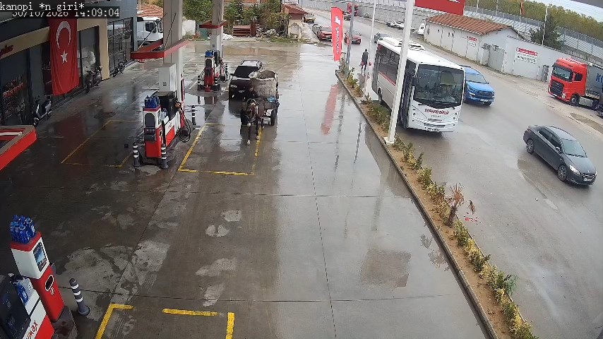Yakıtı biten aracı at arabasıyla 2 kilometre çekti
