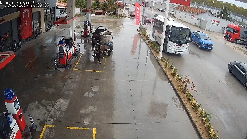 Yakıtı biten aracı at arabasıyla 2 kilometre çekti