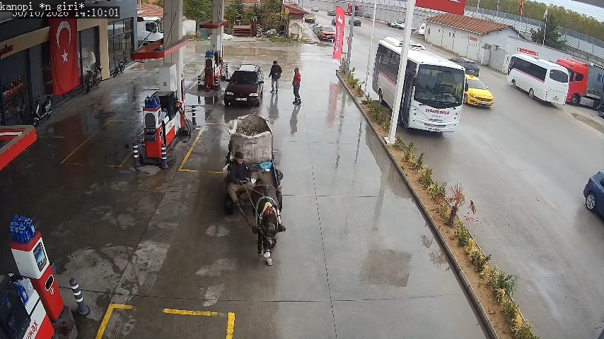Yakıtı biten aracı at arabasıyla 2 kilometre çekti