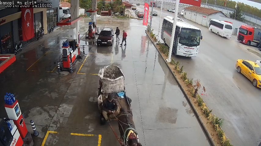 Yakıtı biten aracı at arabasıyla 2 kilometre çekti