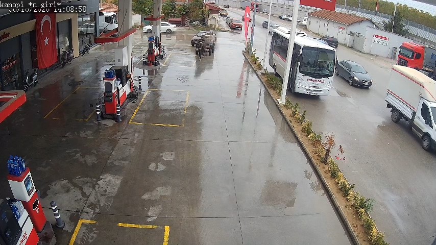 Yakıtı biten aracı at arabasıyla 2 kilometre çekti