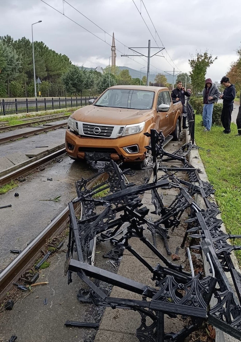 Pikap tramvay yoluna girdi