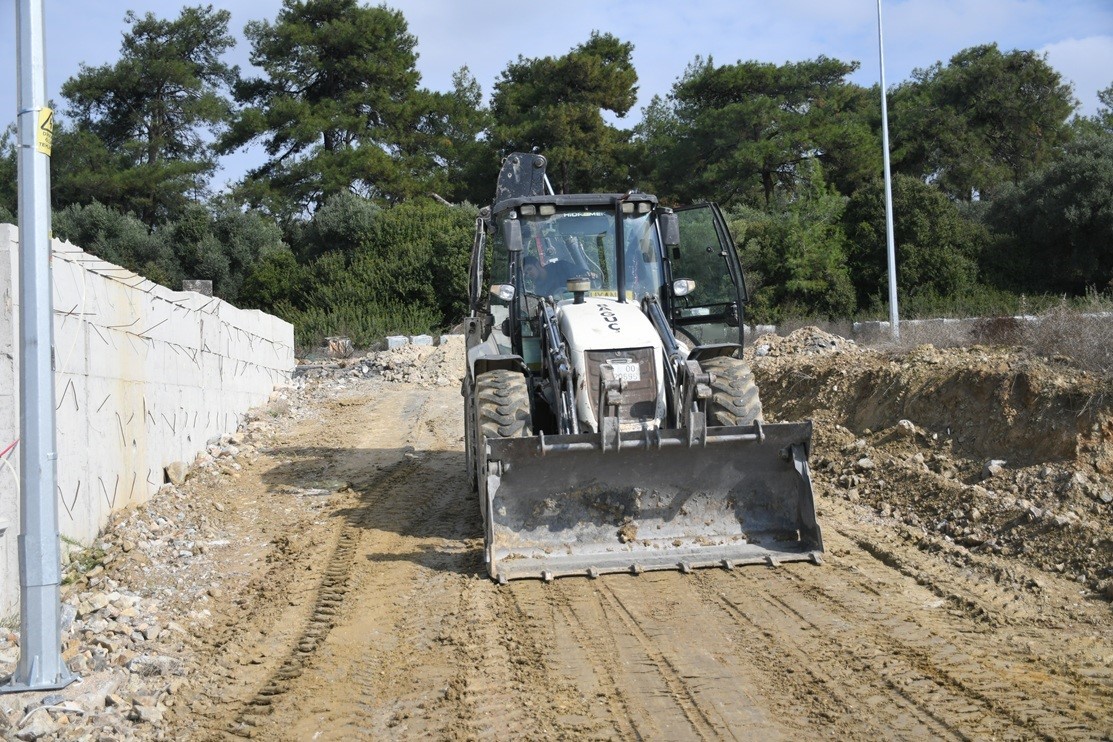 Kuşadası Caferli’de 25 bin metrekarelik yol çalışması başladı
