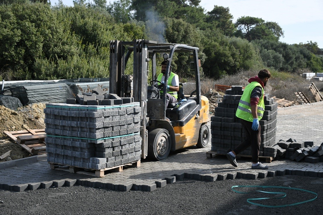Kuşadası Caferli’de 25 bin metrekarelik yol çalışması başladı
