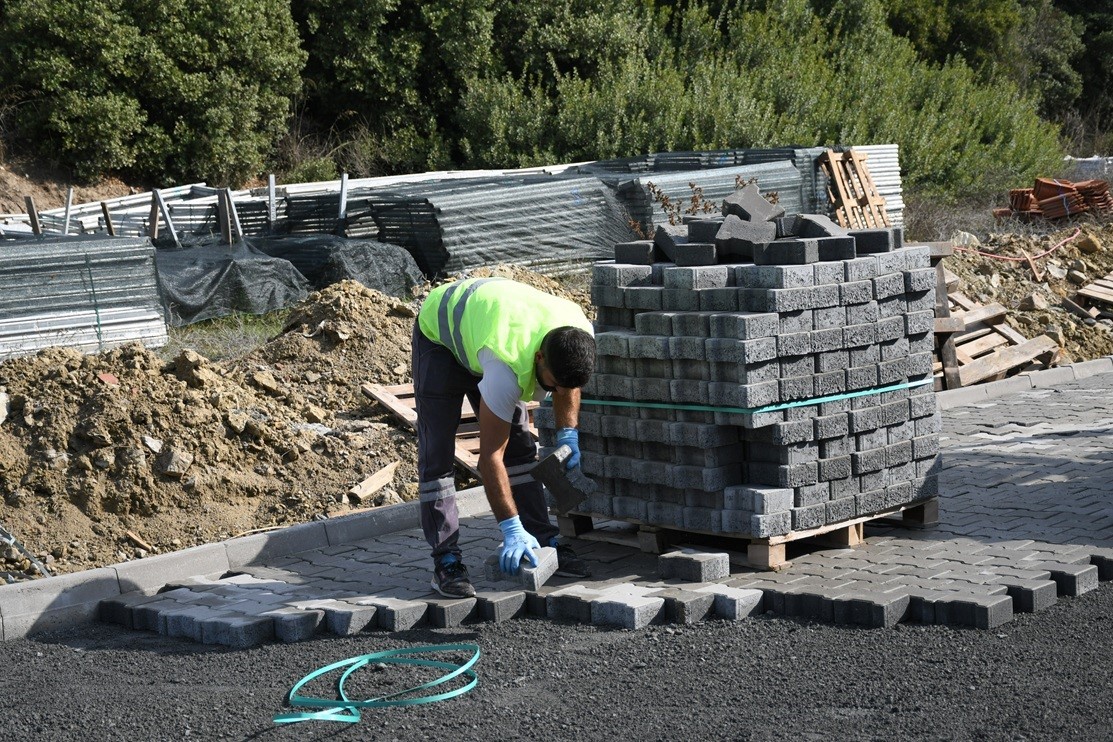 Kuşadası Caferli’de 25 bin metrekarelik yol çalışması başladı