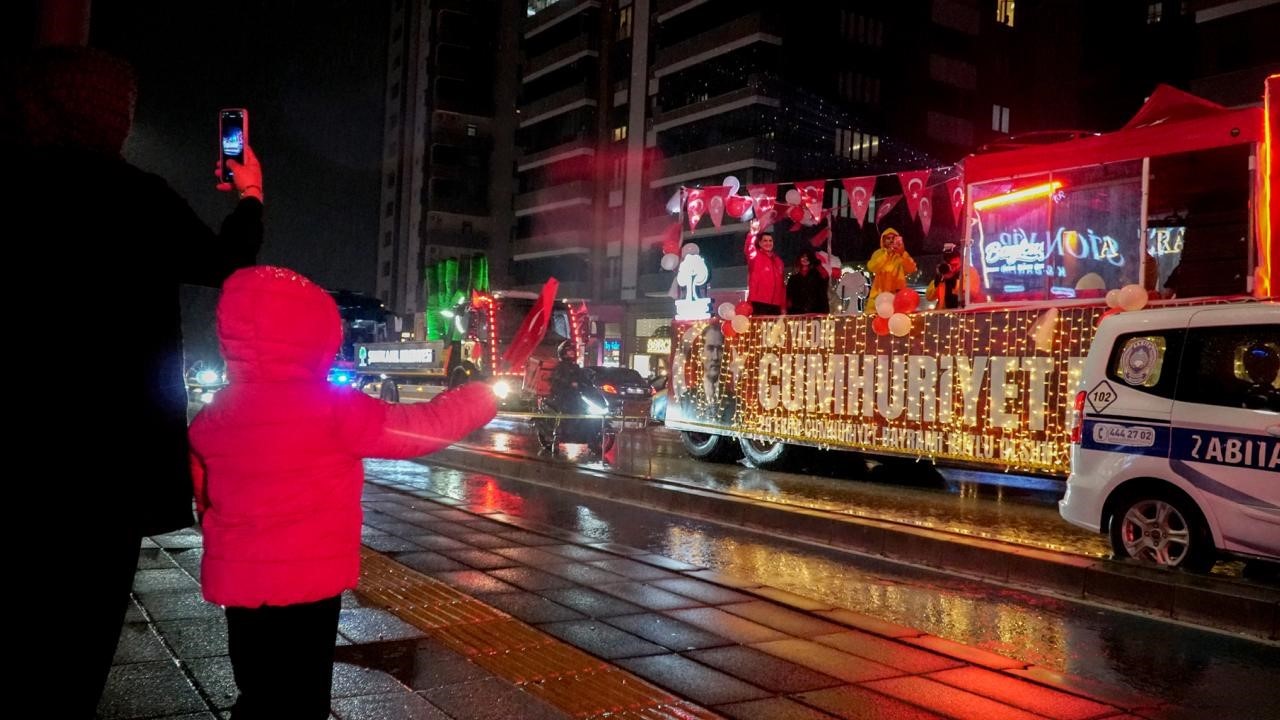 Şehitkamil’de yağmur değil, cumhuriyet coşkusu yağdı