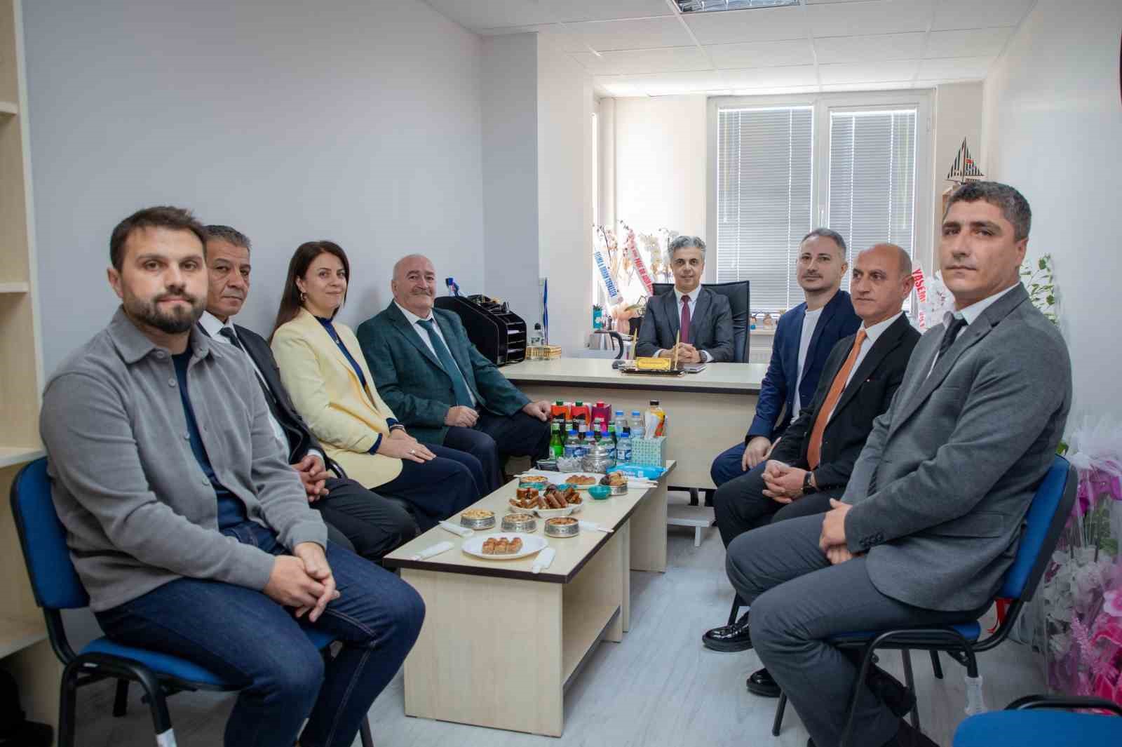 EBYÜ Rektörü Kuyrukluyıldız’dan doçent unvanı alan akademisyenlere ziyaret
