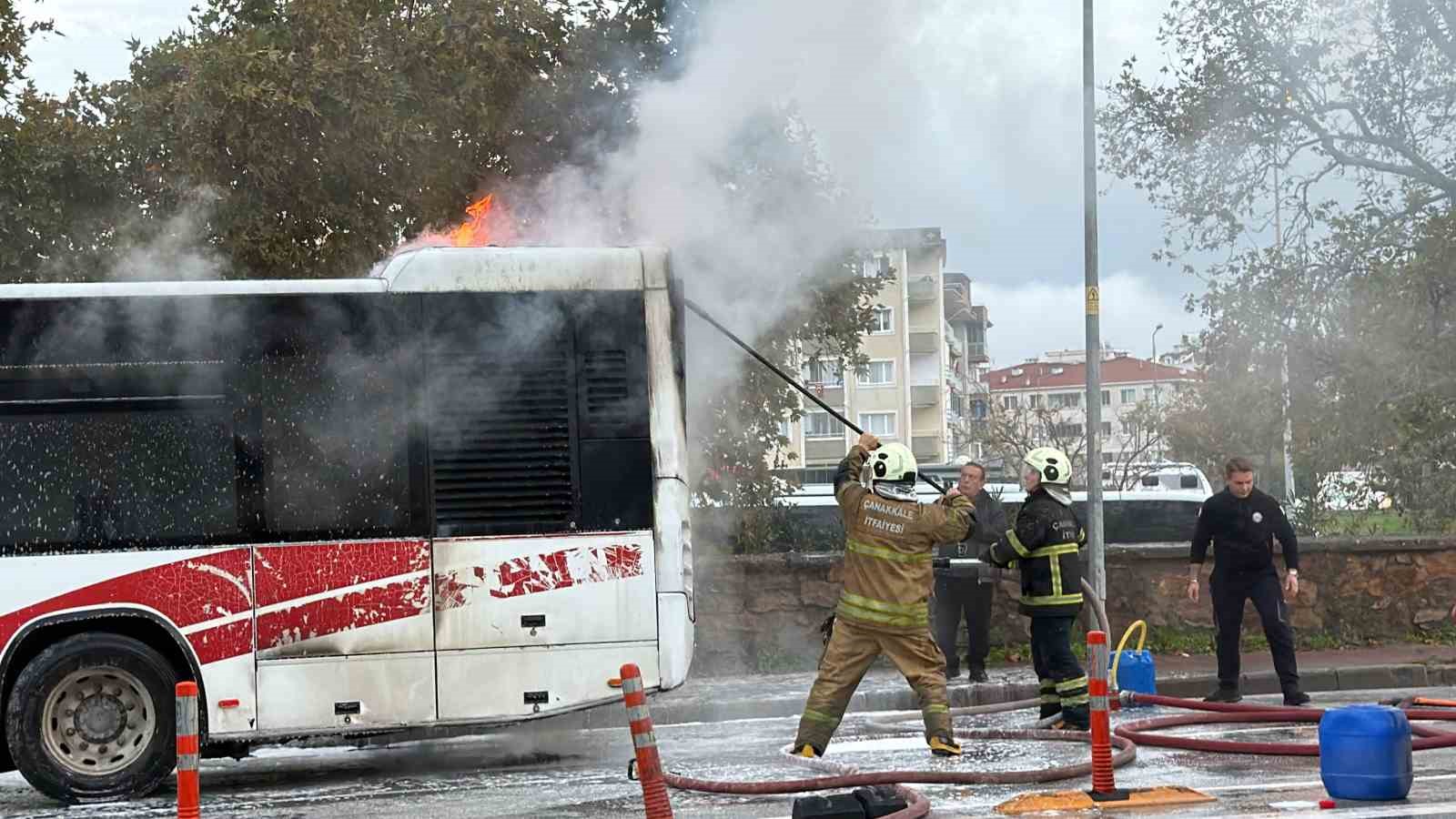 Çanakkale’de özel halk otobüsü alev alev yandı