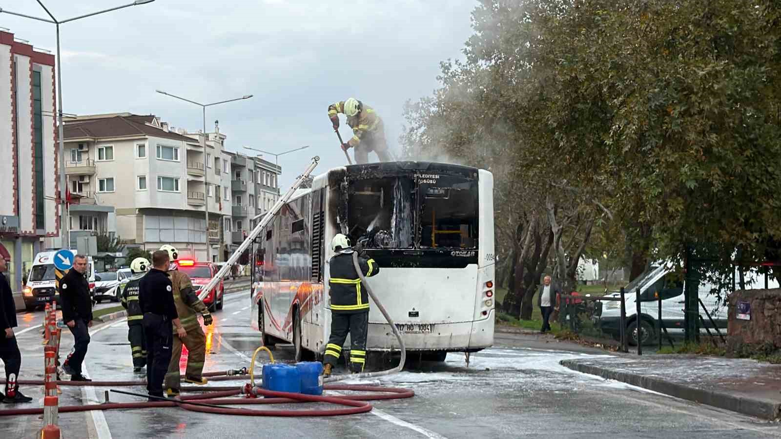 Çanakkale’de özel halk otobüsü alev alev yandı