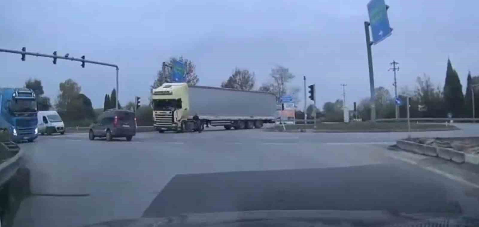 Trafiği birbirine katan uyuşturucu kuryesi film gibi kovalamaca ile yakalandı