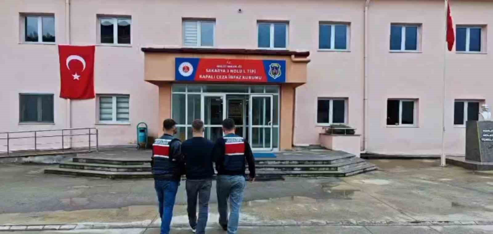 Trafiği birbirine katan uyuşturucu kuryesi film gibi kovalamaca ile yakalandı