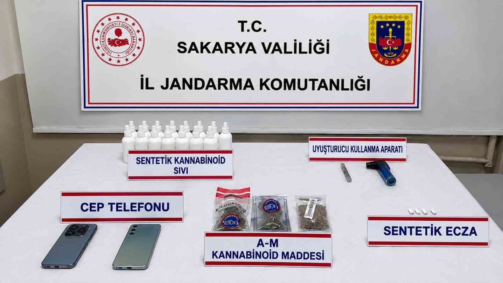 Trafiği birbirine katan uyuşturucu kuryesi film gibi kovalamaca ile yakalandı