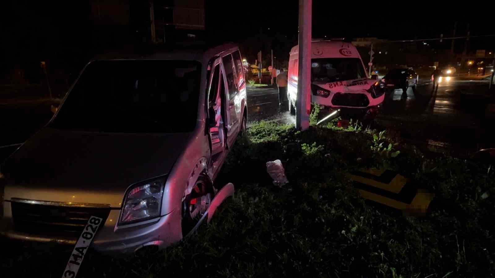 Rize’de ambulans ile hafif ticari araç çarpıştı: 5 hafif yaralı
