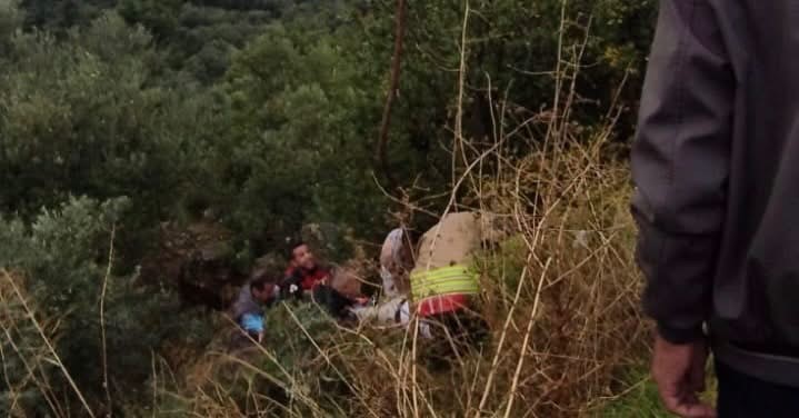 Defne’de kayalıklardan düşen vatandaş yaralandı