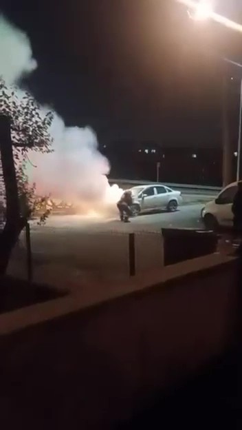 Otomobil alevlere teslim oldu
