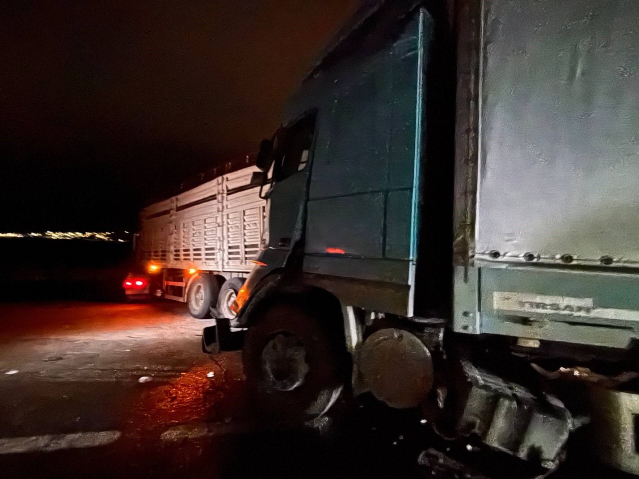 Erzincan-Erzurum kara yolunda tır ile kamyon çarpıştı: 2 yaralı