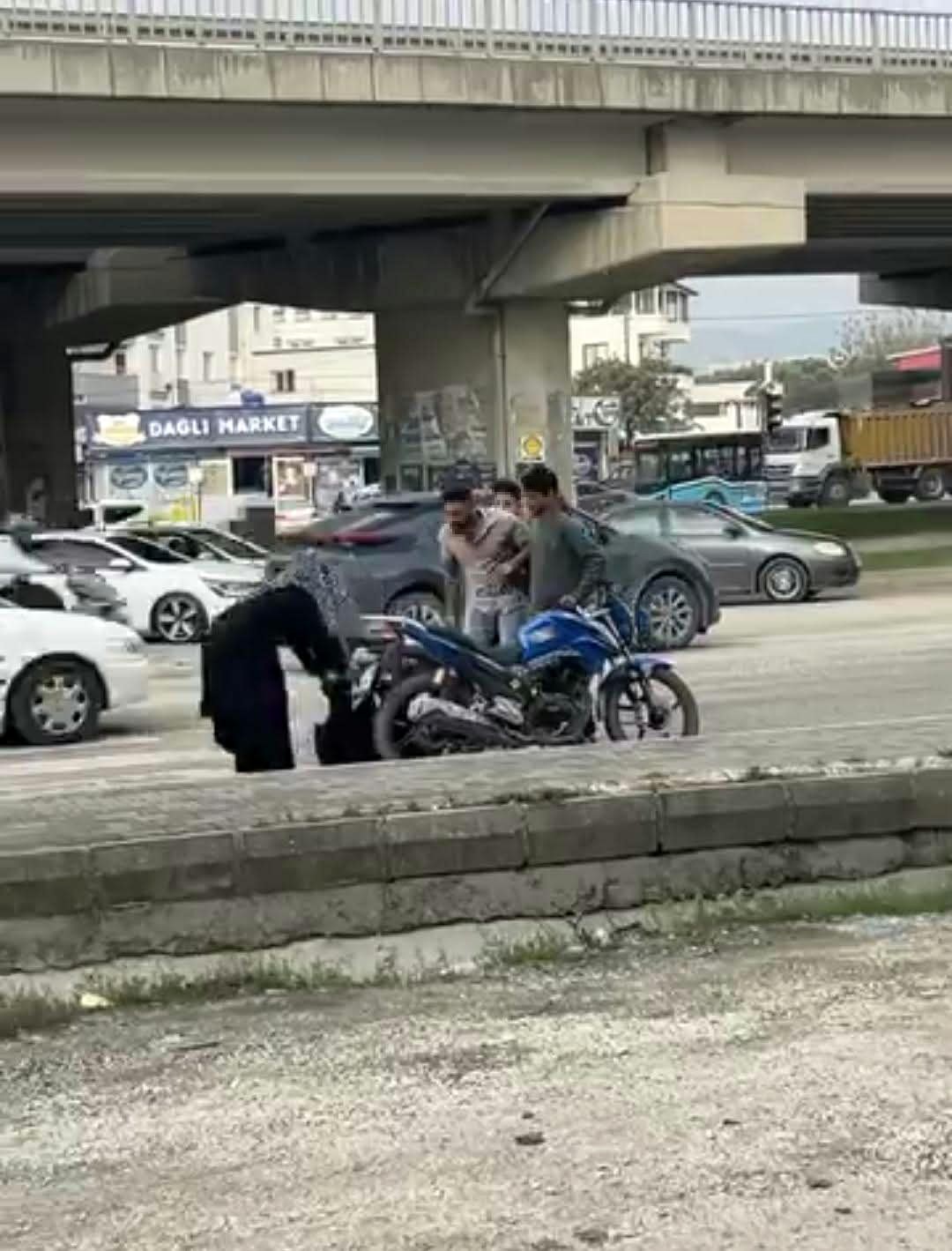 Motosiklet sürücüsünün sopayla meydan dayağı yediği kavgada, araçlarından inip kavgaya tutuşan sürücülere 360 bin TL ceza