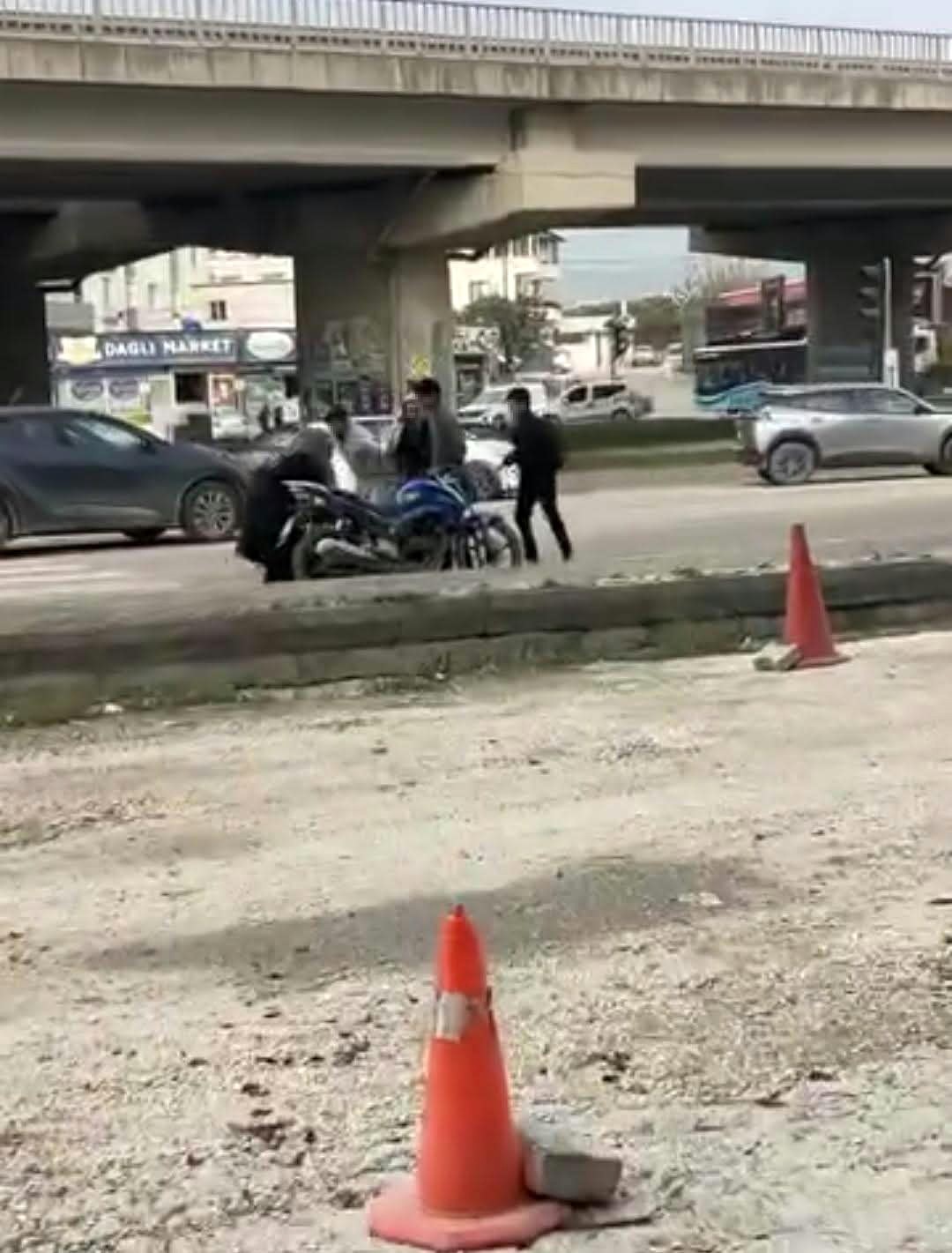 Motosiklet sürücüsünün sopayla meydan dayağı yediği kavgada, araçlarından inip kavgaya tutuşan sürücülere 360 bin TL ceza