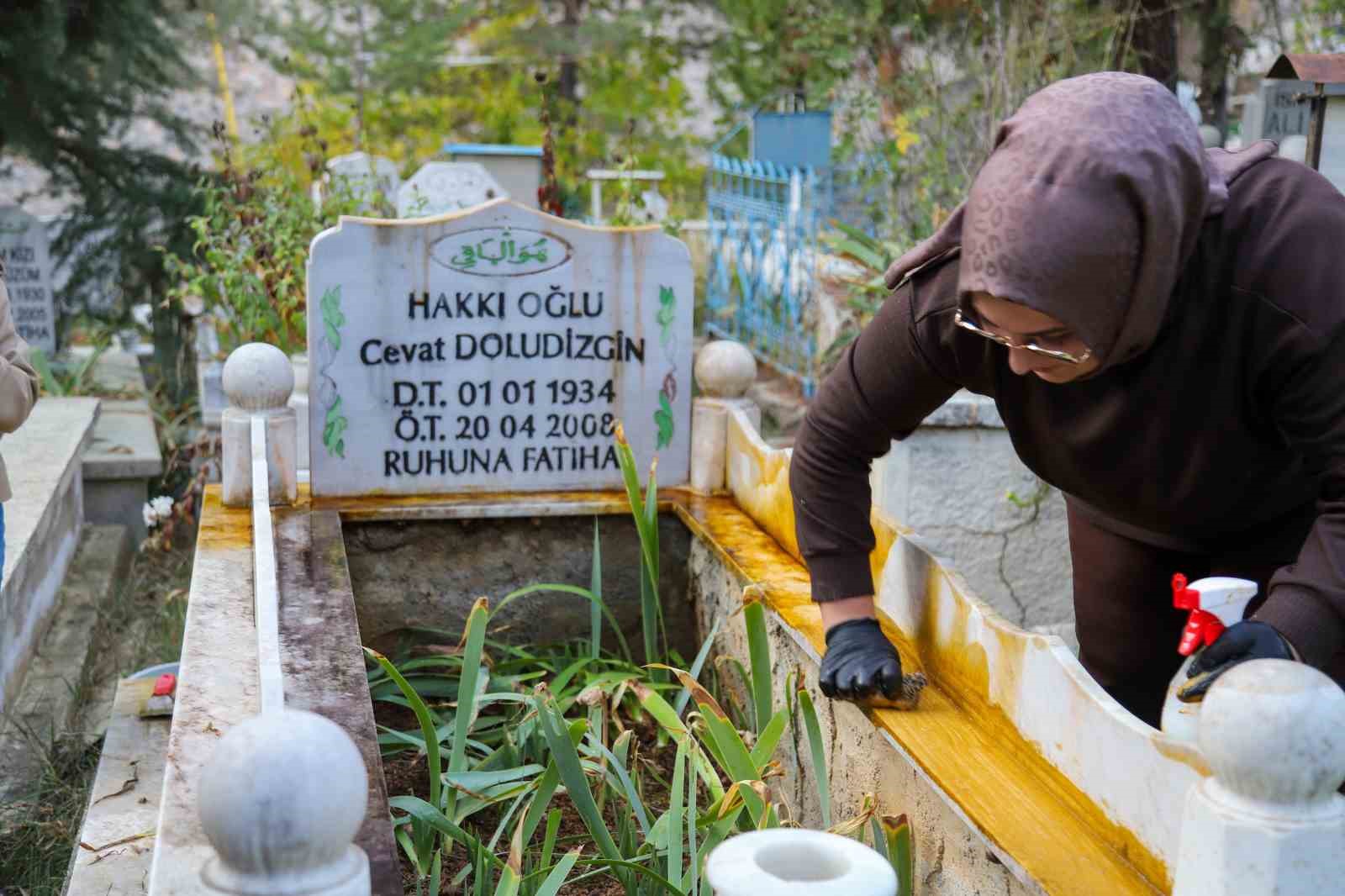 Gümüşhaneli kadın sanatçı, unutulmaya yüz tutan mezarları ve çeşmeleri yeniliyor