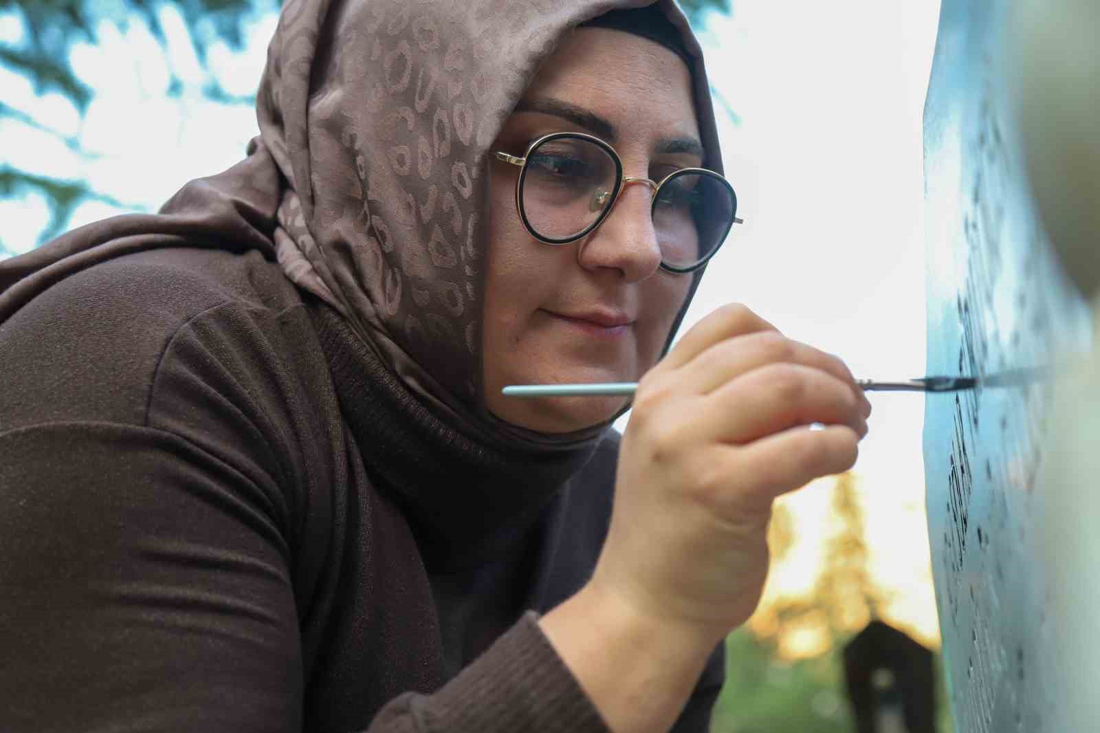 Gümüşhaneli kadın sanatçı, unutulmaya yüz tutan mezarları ve çeşmeleri yeniliyor
