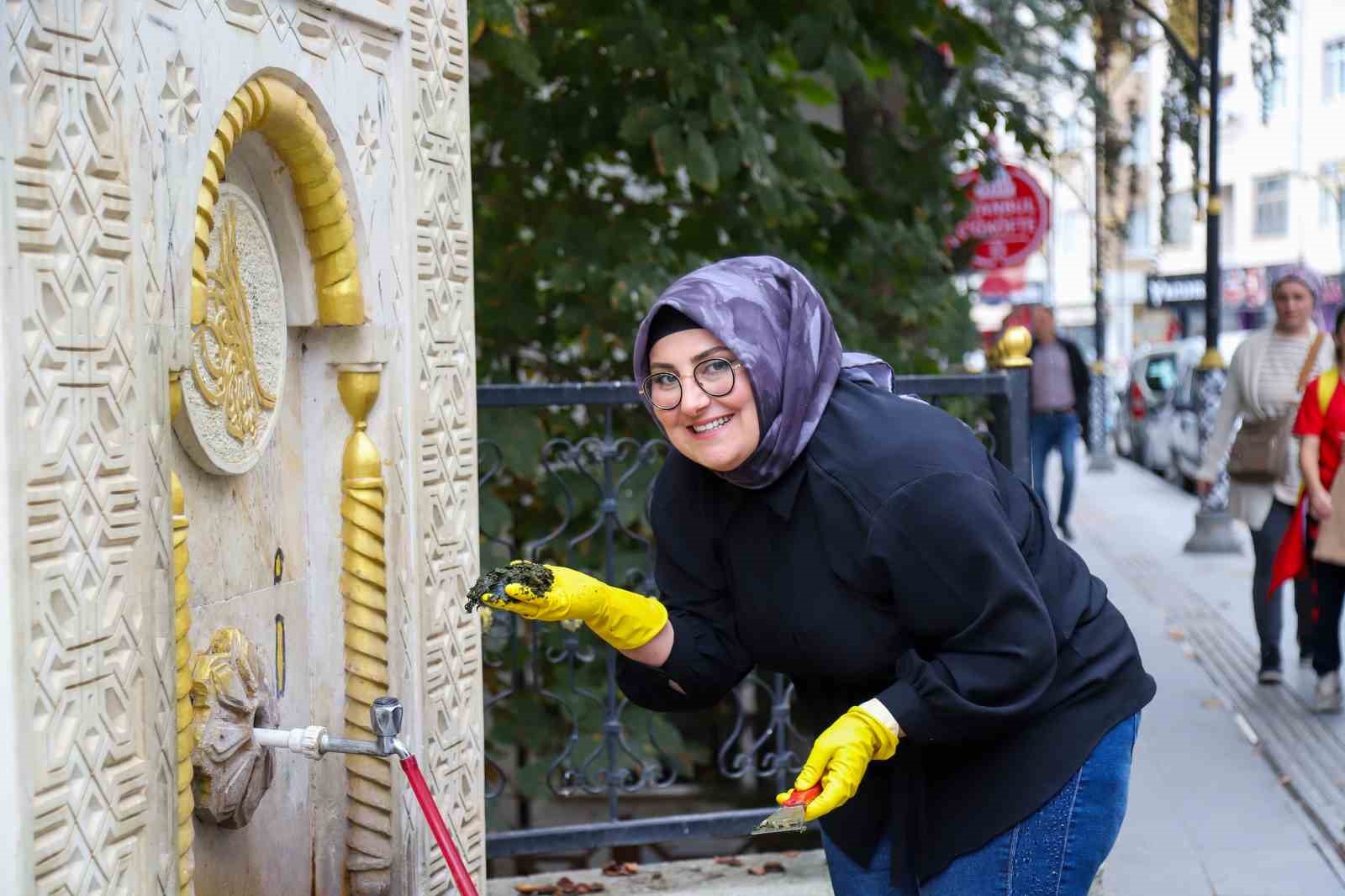 Gümüşhaneli kadın sanatçı, unutulmaya yüz tutan mezarları ve çeşmeleri yeniliyor