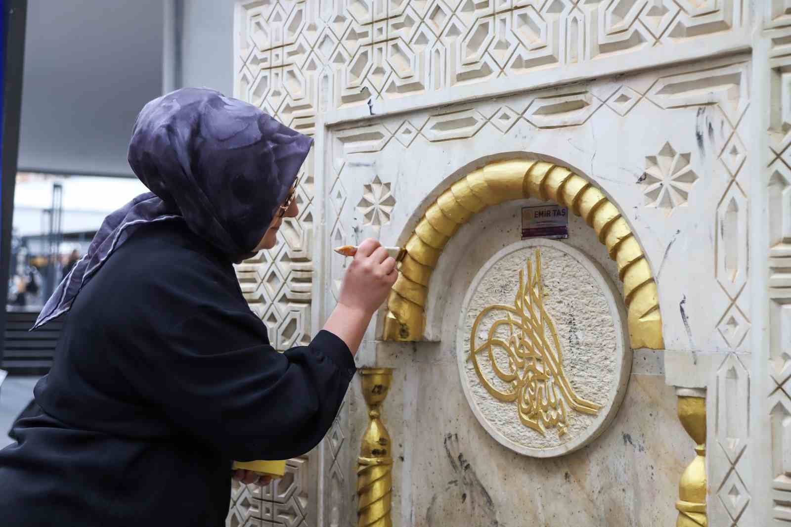 Gümüşhaneli kadın sanatçı, unutulmaya yüz tutan mezarları ve çeşmeleri yeniliyor