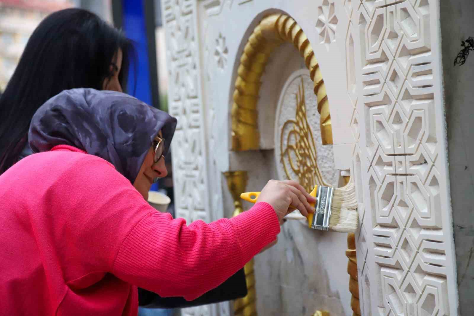 Gümüşhaneli kadın sanatçı, unutulmaya yüz tutan mezarları ve çeşmeleri yeniliyor
