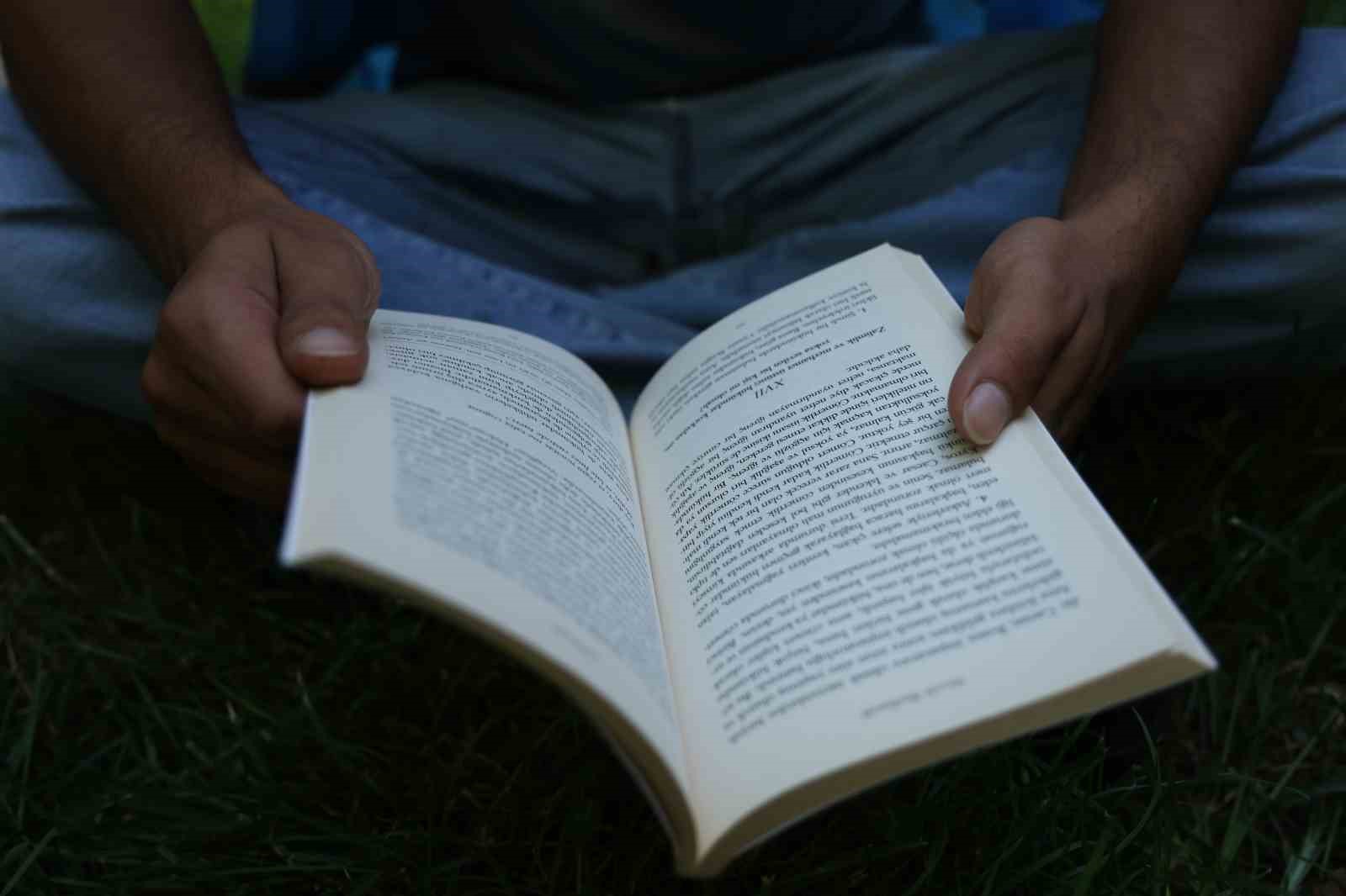 Diyarbakır’da yükümlüler mekan mefhumuna bakılmaksızın kitap okuyor
