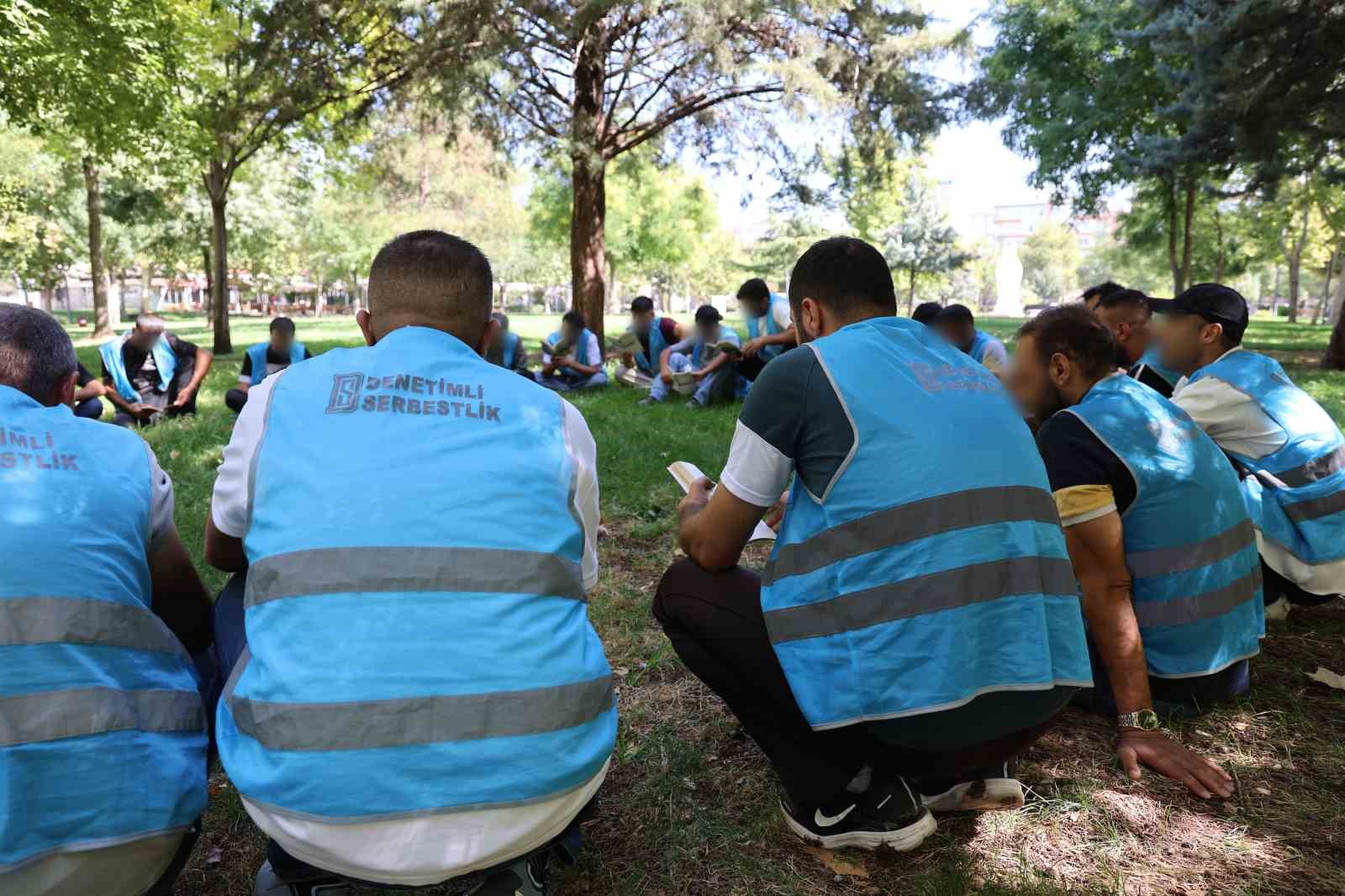 Diyarbakır’da yükümlüler mekan mefhumuna bakılmaksızın kitap okuyor