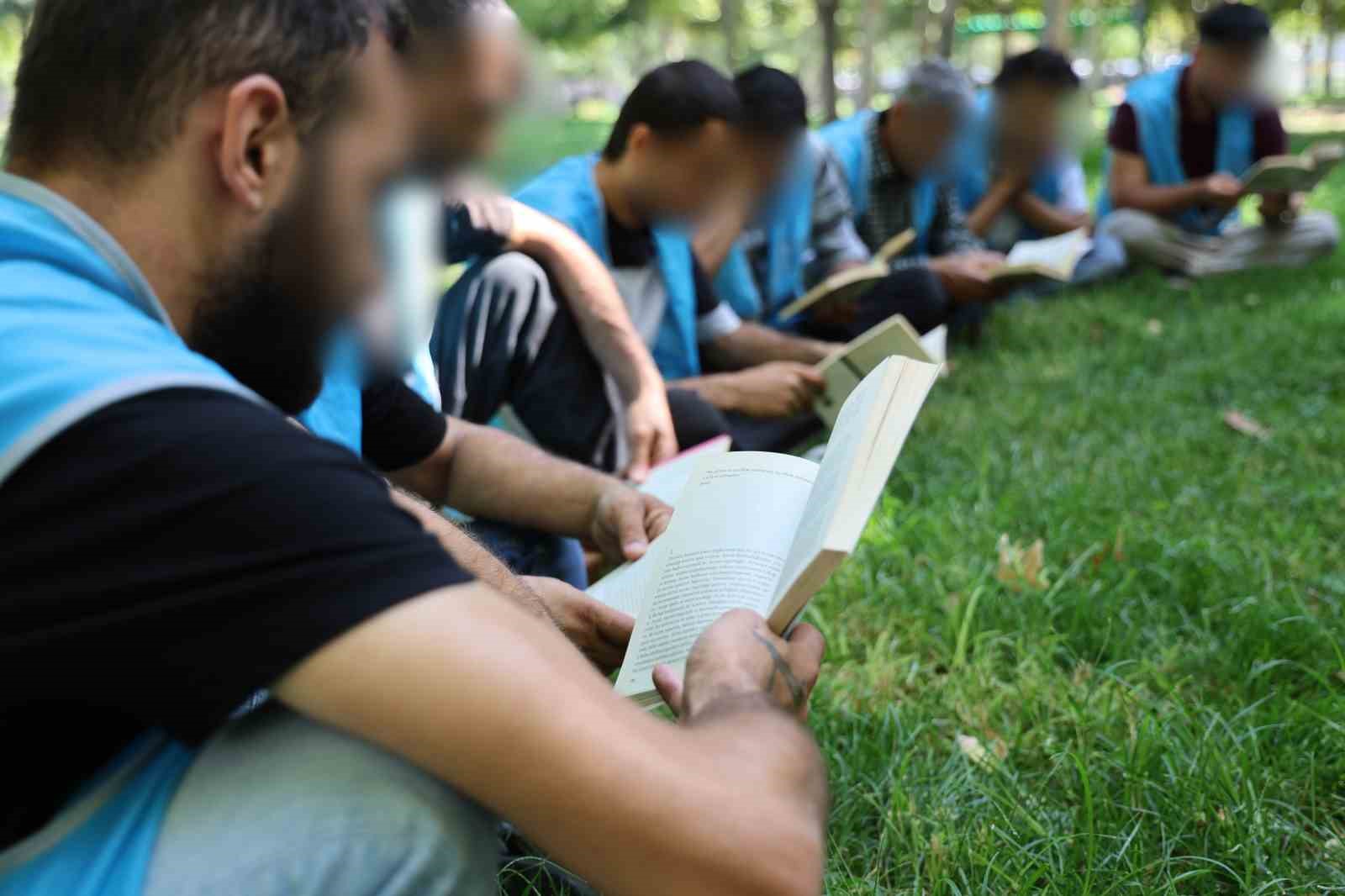Diyarbakır’da yükümlüler mekan mefhumuna bakılmaksızın kitap okuyor