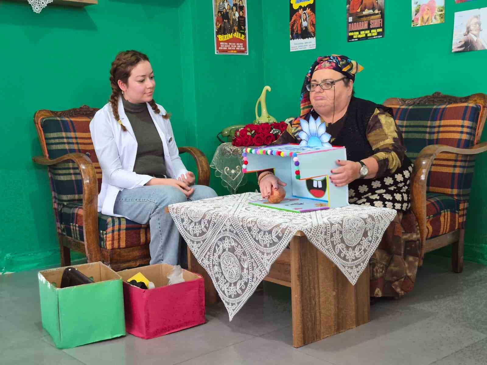 Üniversite öğrencilerinden huzurevinde kalan yaşlılara özel etkinlik